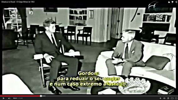 "O Dia que Durou 21 Anos" - Nos Estados Unidos, o presidente Kennedy (esq. na imagem) discute com Lincoln Gordon, então embaixador no Brasil, a necessidade de um golpe militar para derrubar João Goulart