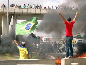 Uma das belas e históricas fotos de João Zinclar para os Unificados no ato contra a crise, realizado em Campinas. (março de 2009)