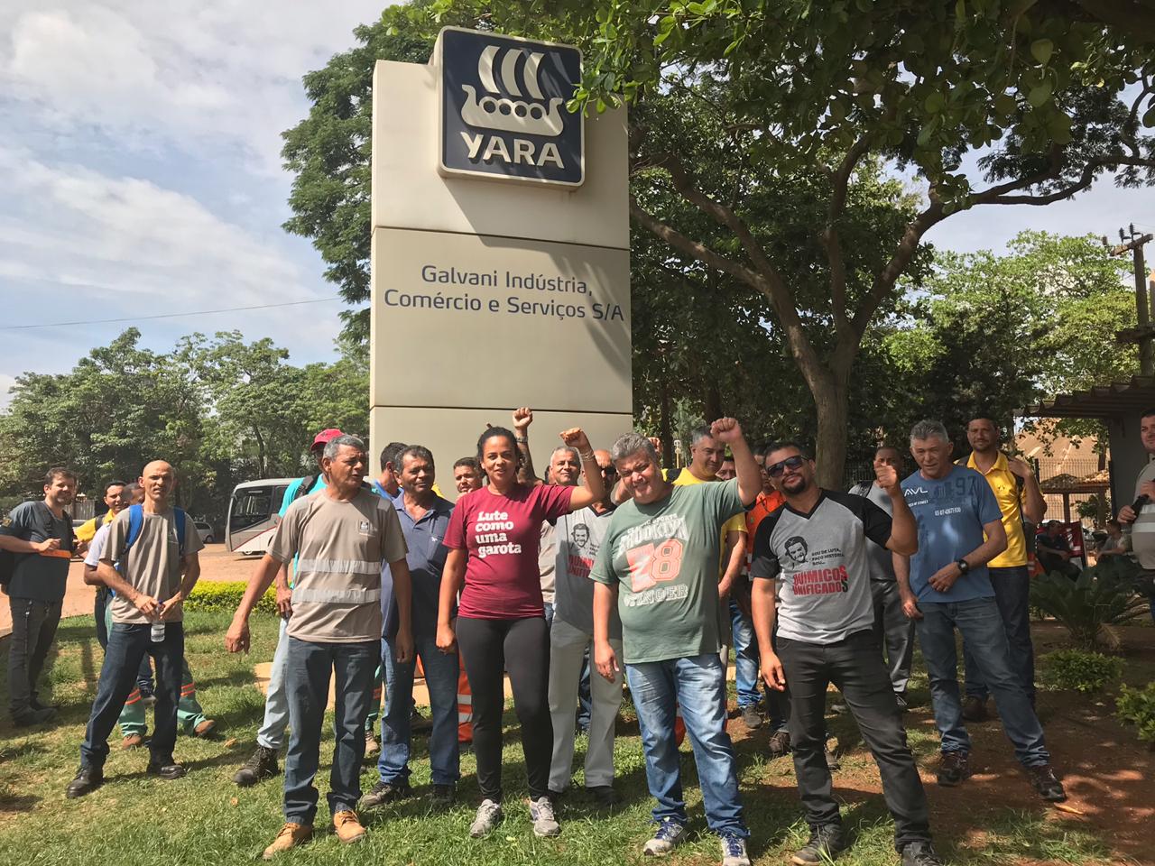 Sindicato e trabalhadores nesta quinta-feira (5) na porta da Yara Brasil em Paulínia.