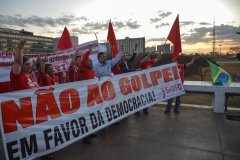 Integrantes de movimentos sociais fazem manifestaÃ§Ã£o por garantia de direitos democrÃ¡ticos no centro de BrasÃ­lia (Fabio Rodrigues Pozzebom/AgÃªncia Brasil)