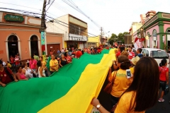 Protesto prÃ³ governo de Dilma Rousseff e contra o impeachment em Manaus (AM), nesta quinta-feira (20). ConcentraÃ§Ã£o no Largo SÃ£o SebastiÃ£o prÃ³ximo ao Teatro Amazonas. Edmar Barros/Futura Press