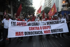 Integrantes de movimentos sociais fazem passeata por garantia de direitos democrÃ¡ticos no centro do Rio de Janeiro (Fernando FrazÃ£o/AgÃªncia Brasil)
