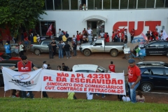 Integrantes da CUT participam dos protestos do Dia Nacional de Luta contra o Projeto de Lei (PL) 4.330/2004, que regulamenta o sistema de terceirizaÃÂ§ÃÂ£o no mercado de trabalho brasileiro (Valter Campanato/AgÃÂªncia Brasil)